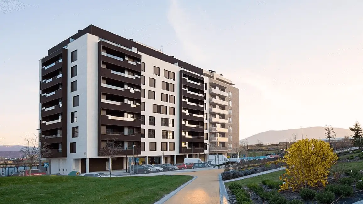 Edificio nuevo en el Soto de Lezkairu durante el amanecer.